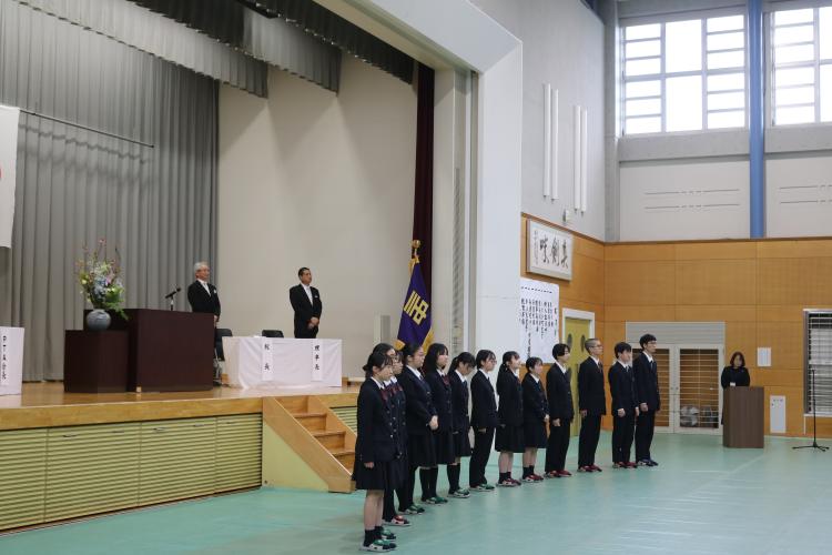 合唱部が校歌と歓迎の歌を披露しました。