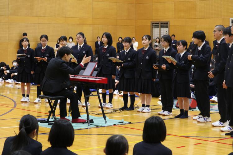 合唱部による歓迎の歌が披露されました。