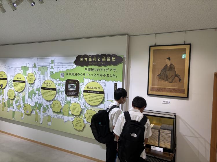 6月5日、1年生にとって初めての校外学習、「まつたんフィールドワーク」を行いました。 松阪産業振興センターに集合し、各クラスが豪商のまち松阪観光交流センター、旧長谷川治郎兵衛家、松阪もめん手織りセンターの三か所に分かれて体験、見学と講義を受けました。