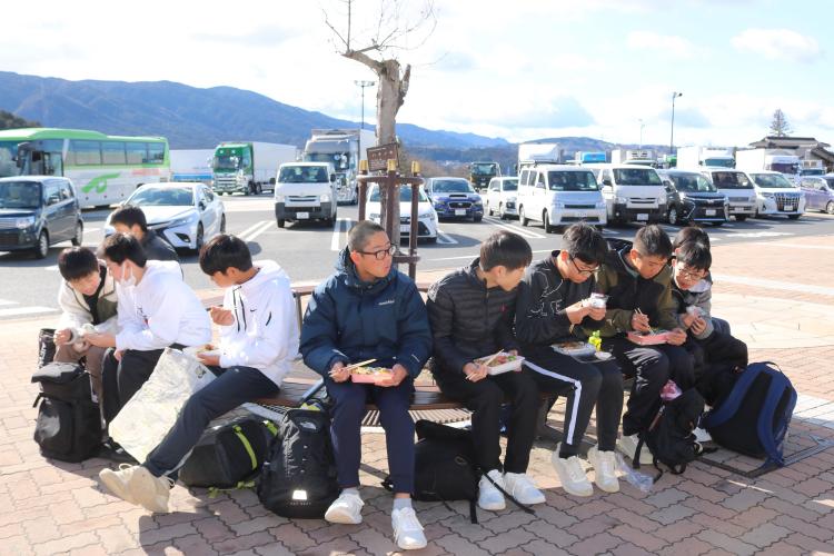 恵那峡サービスエリアにて昼食休憩