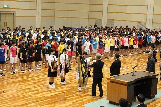 県高校総体開会式で昨年度獲得の男子総合優勝優勝旗を返還しました