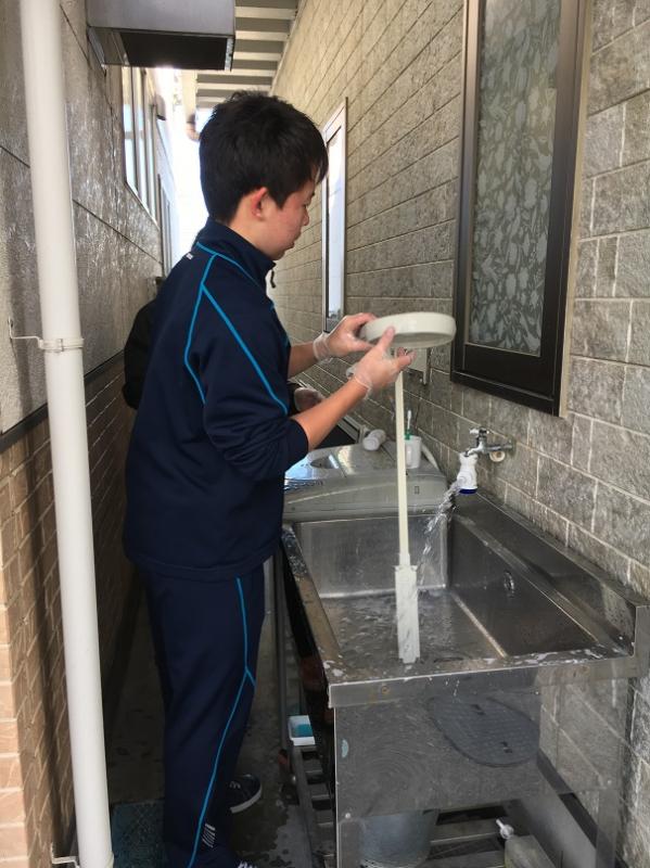 【ボランティア部】　本校近隣施設「向野園」の大掃除を手伝いました